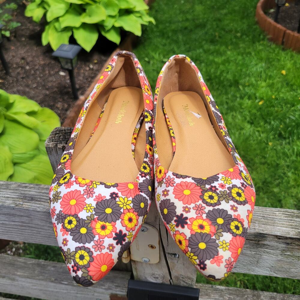 Modcloth 70s Print Pointy Shoes size 8